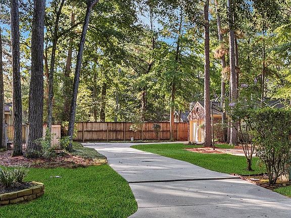 Tucked away in cul-de-sac is very private!