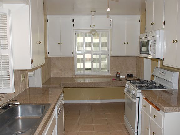 Kitchen and Breakfast Bar