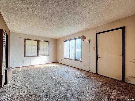 3rd image of 6908 N Pine St