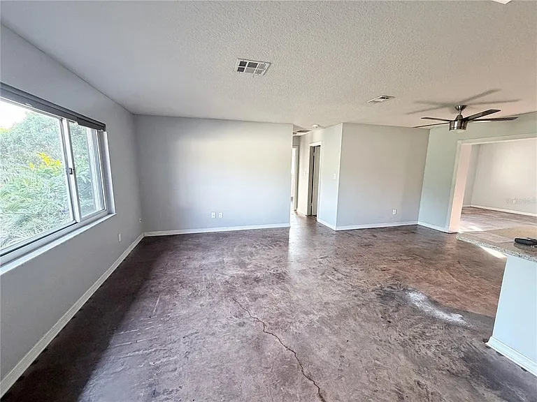 912 Carvell Dr — Photo 3