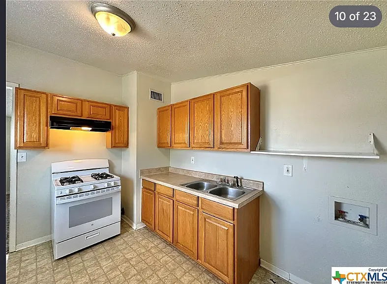 2721 Lewis St — Photo 4