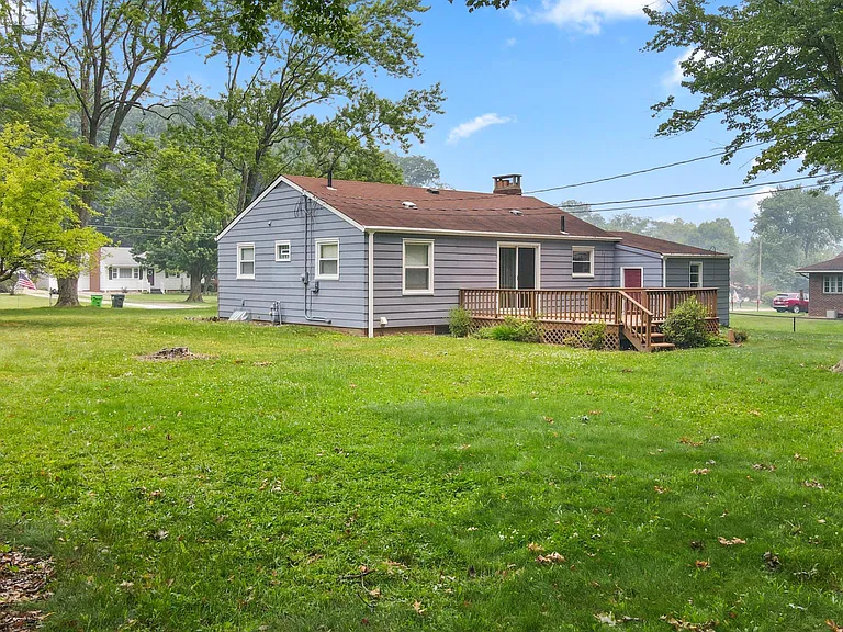 336 Maplewood Dr — Photo 2