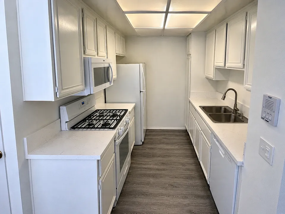 10934 Huston - Huston 1