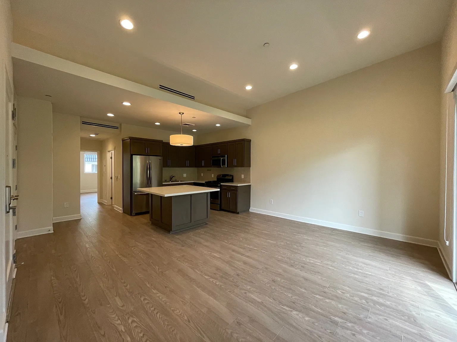 1 bed, 900 sqft, $3,000 — Photo 3