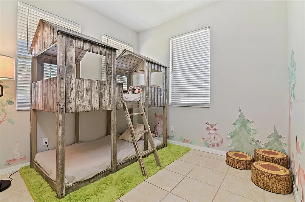 6 bed, 4.5 bath, 3396 sqft, $3,700 — Photo 3