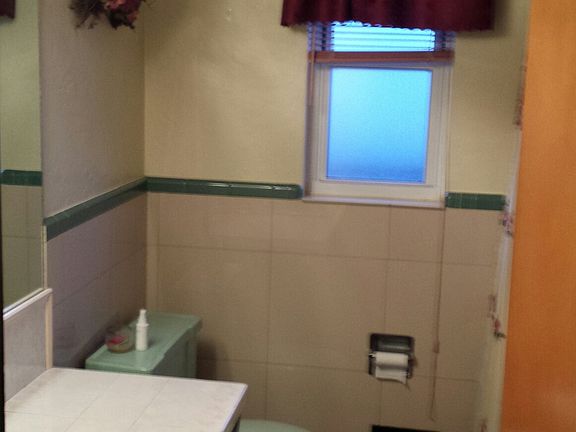 bathroom with tub