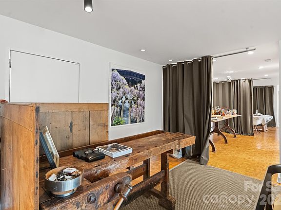 3rd image of 1300 Queens Rd