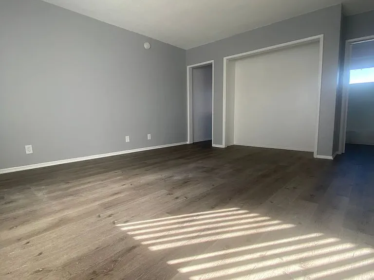 Royal Palms Apartments — Photo 4