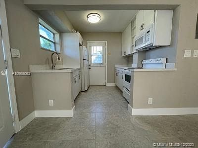 5th image of 1723 Lauderdale Manor Dr #1723