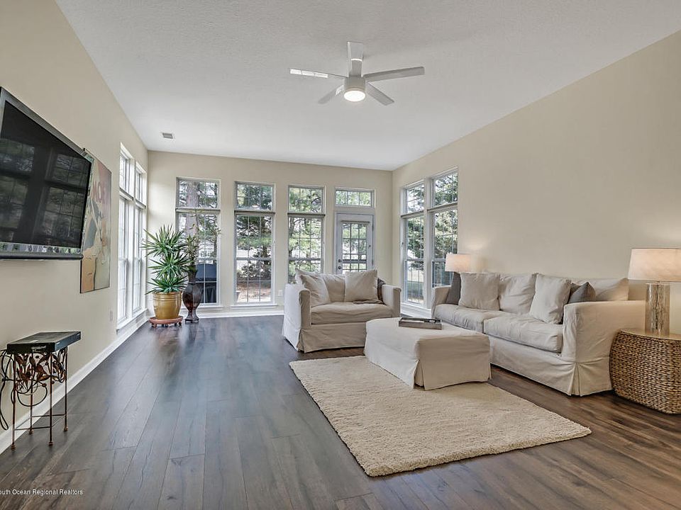 1st image of 7 Bellflower Dr