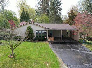 714 Country Club Ln, Flint, MI 48507