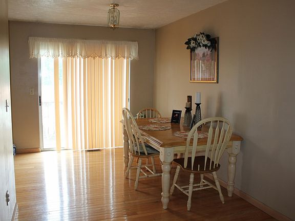 5th image of 15 Seville Dr