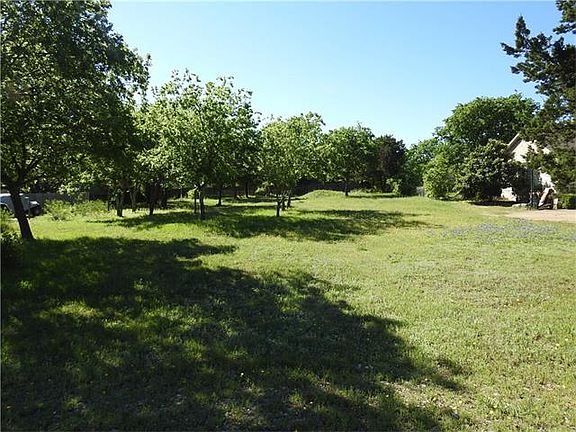 3rd image of 1004 Oakwood Dr