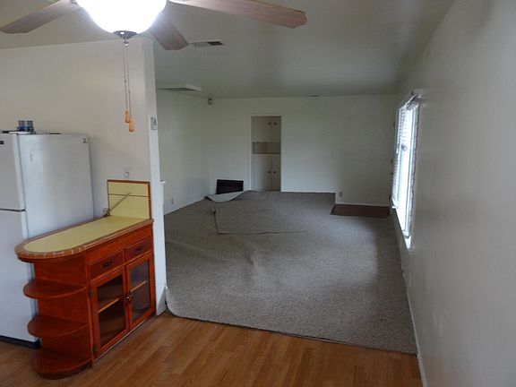 4th image of 189 W Avenue L