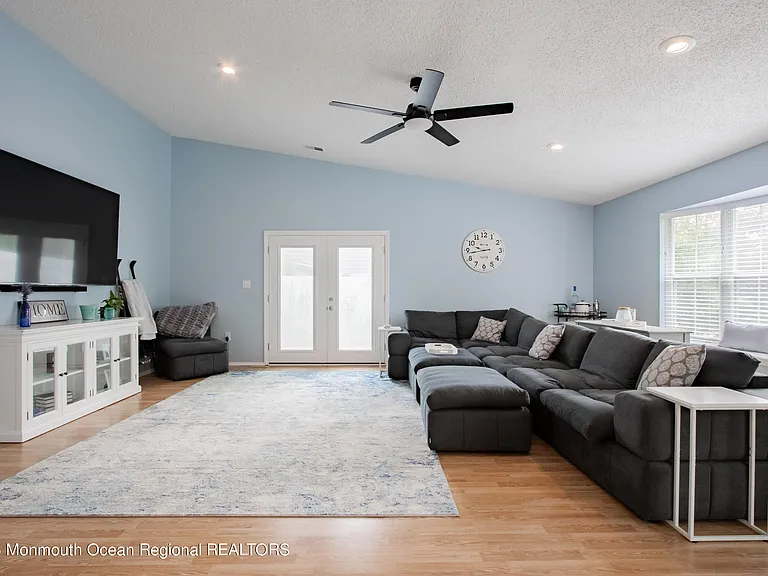 49 Williamsburg Dr — Photo 6