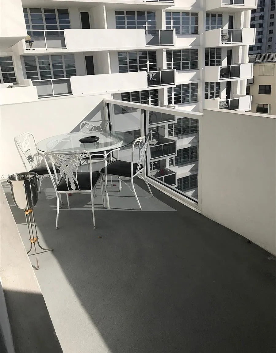 The Decoplage Condo — Photo 4