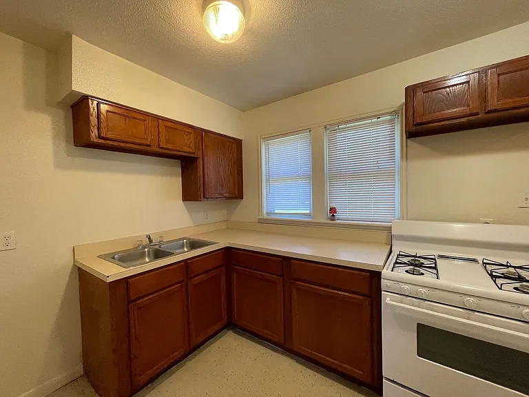 400 Bower Dr — Photo 3
