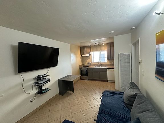 3rd image of 715 Santa Barbara Pl APT 6