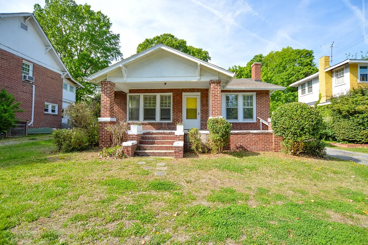 3 bed, 1.0 bath, 1401 sqft, $1,425 — Photo 1