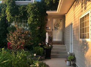 12 Sunrise Ct SW, Medicine Hat, AB T1B 4N5