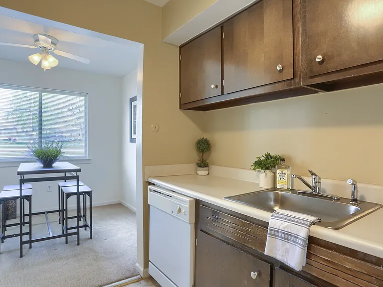 Twin Lakes Apartments — Photo 31