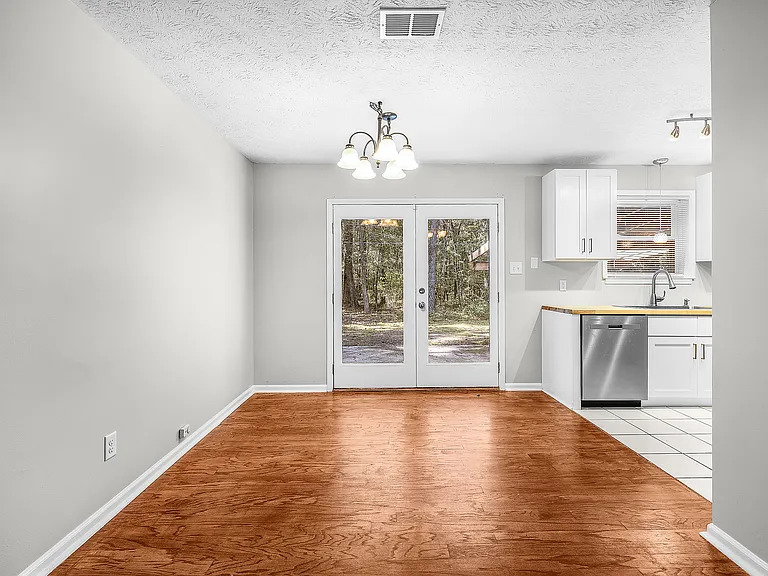 615 W Tietgen St — Photo 6