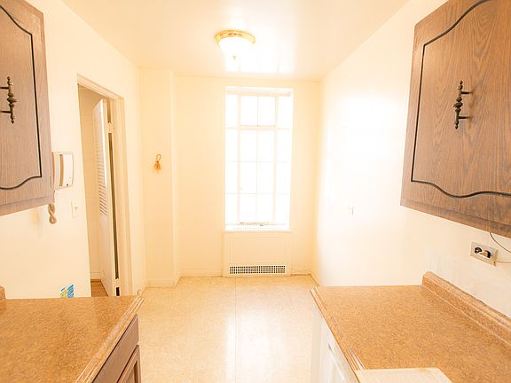 4th image of 333 W 56th St APT 11E