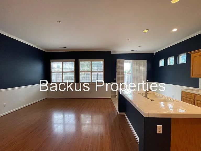 10 Elizabeth Cir — Photo 6