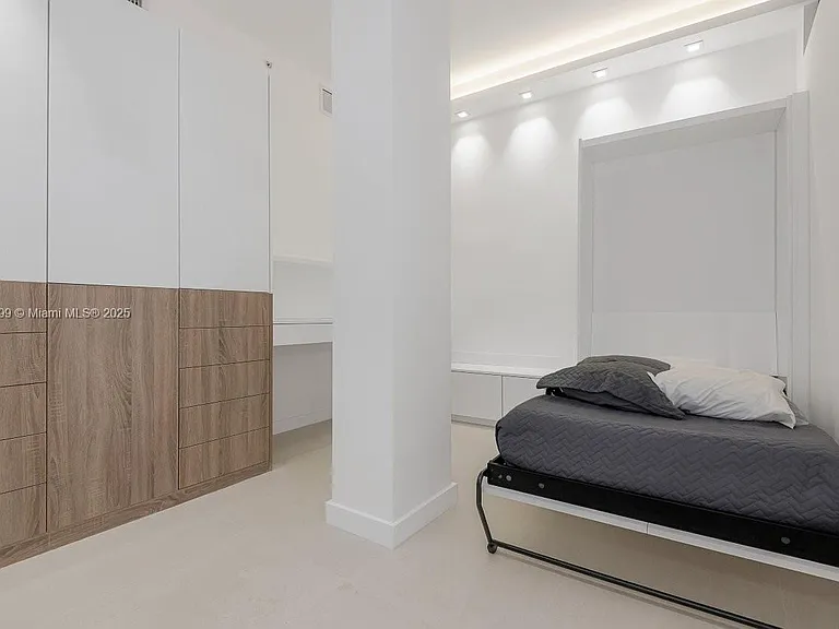 2301 Collins Ave — Photo 10