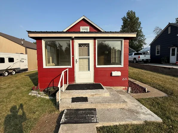 221 4th Ave SE, Cut Bank, MT 59427