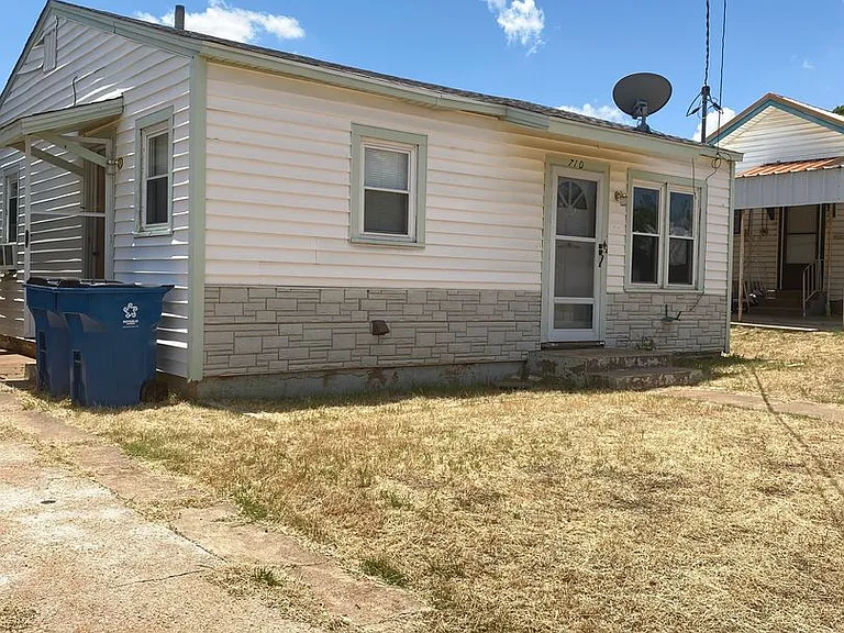 710 E Arkansas Ave — Photo 1