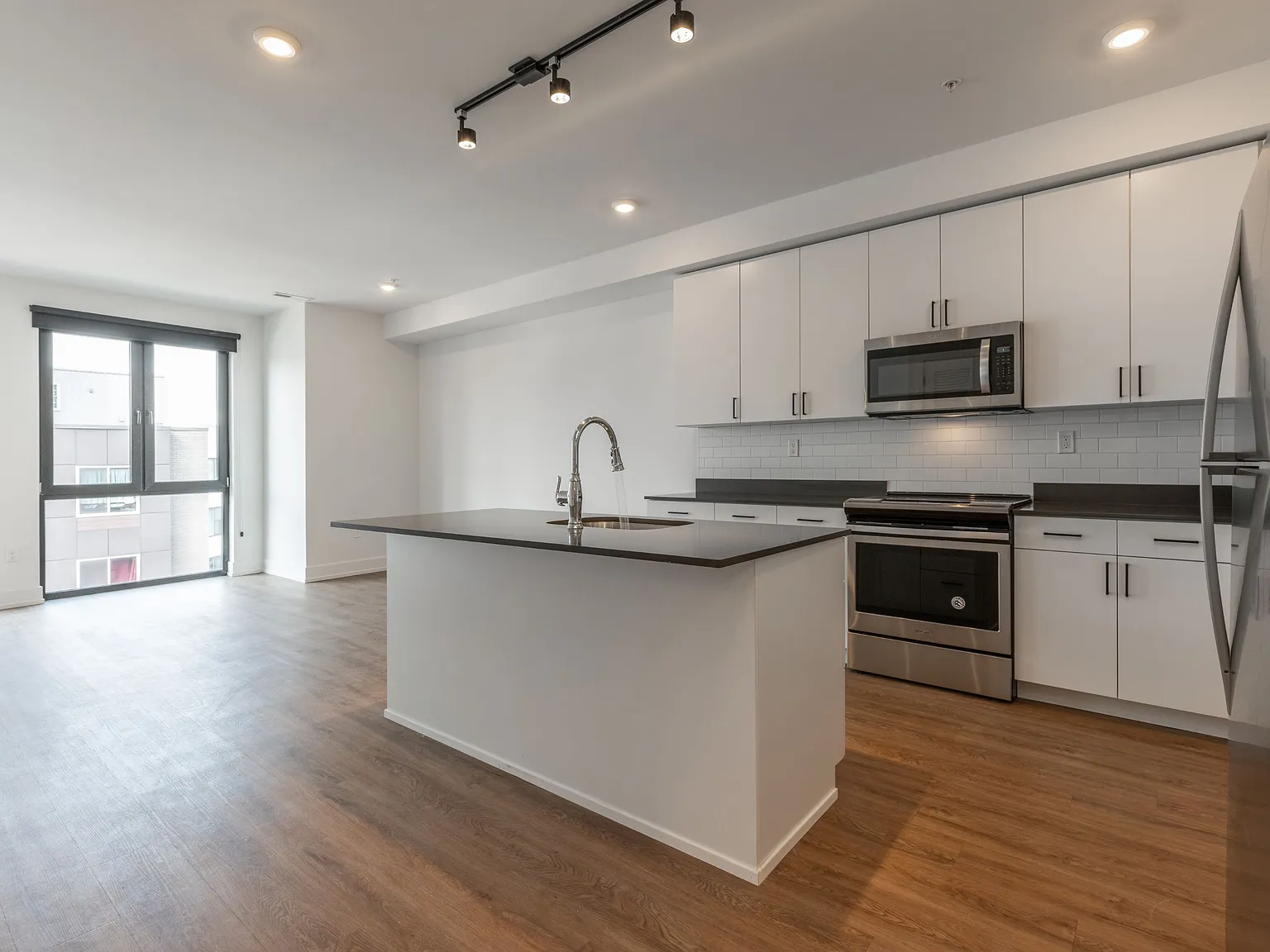2 bed, 940 sqft, $2,035 — Photo 1