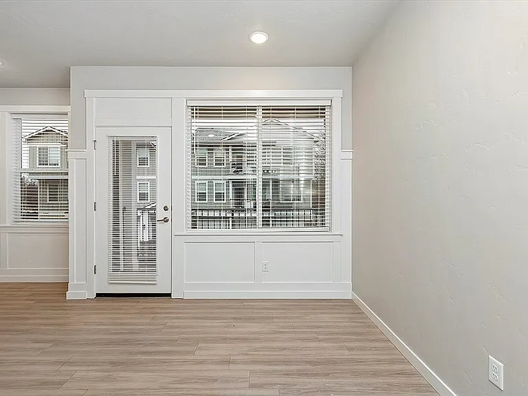Latitude 40 One Bedroom Dining