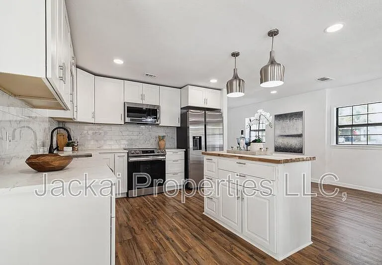 2038 Avon Dr — Photo 9