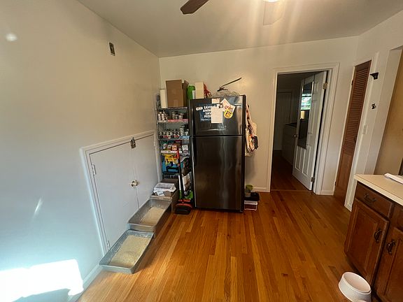 2nd image of 218 Gordon Ave #1