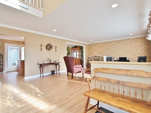 4th image of 110 W Elmwood Dr