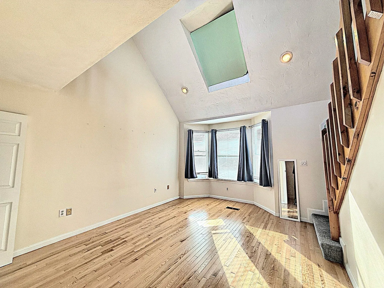 2 bed, 1.5 bath, 1260 sqft, $2,800 — Photo 2