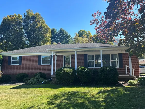 215 Fincastle Ln, Bluefield, VA 24605