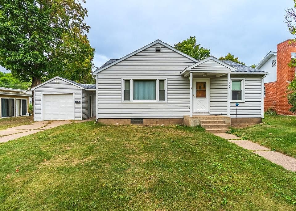 1st image of 914 East WAUSAU AVENUE