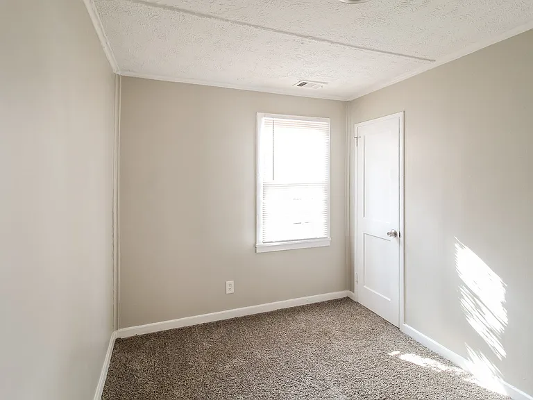 711300_025_wm_-_bedroom_13525276.jpg