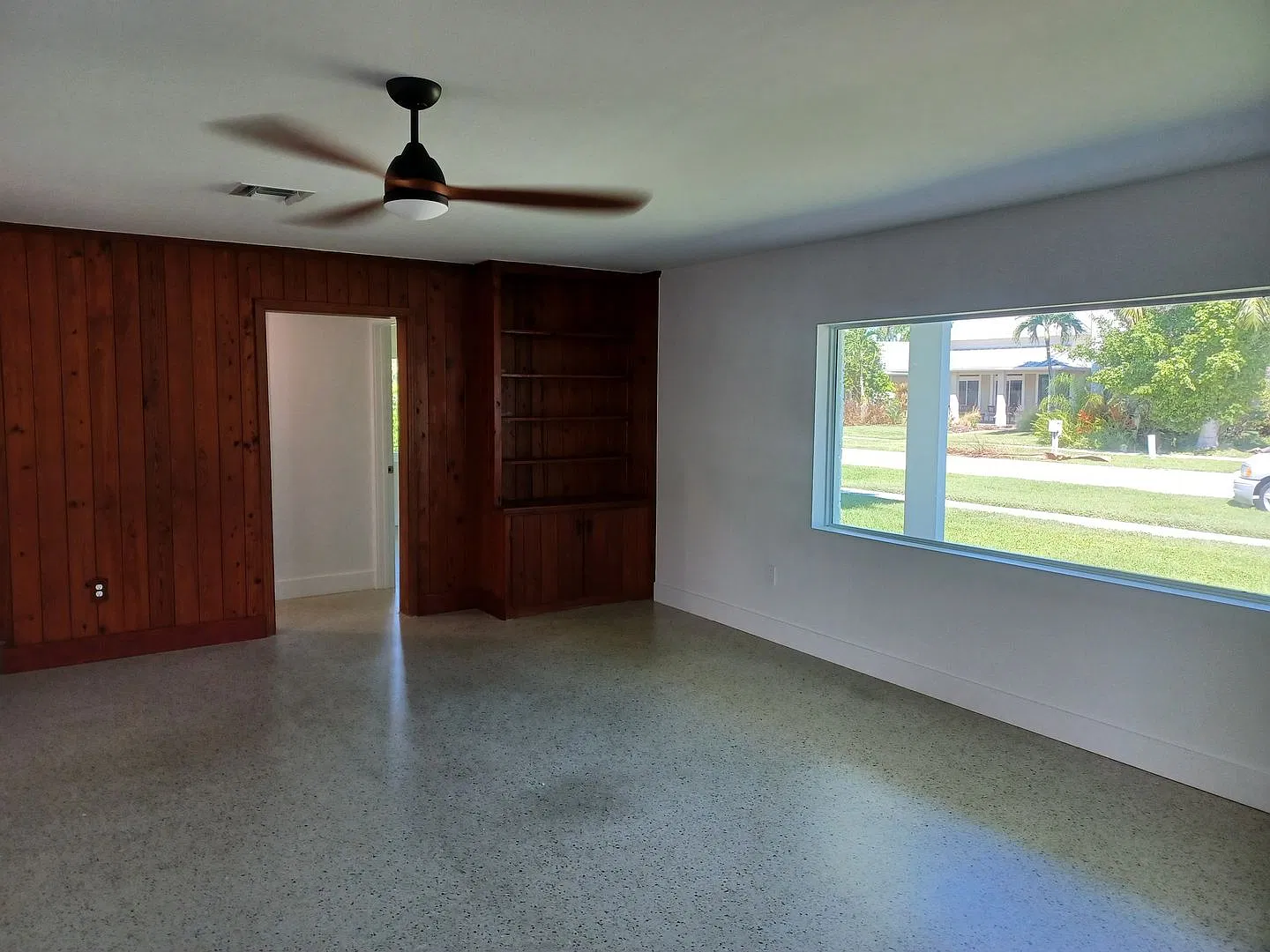 Coming Soon: Newly Renovated: Stunning 3 Bedroom / 2 Bathroom, Fenced Yard, Corner Lot, Great Fam... — Photo 4