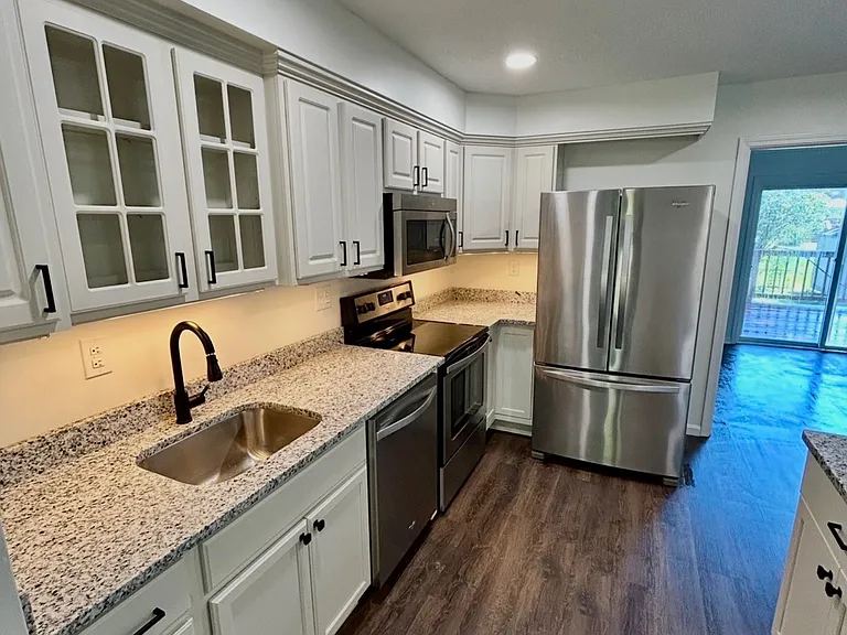 925 Fenley Ave — Photo 6