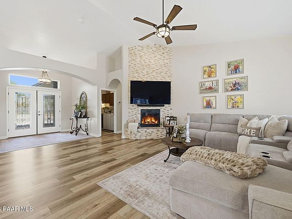 3rd image of 1565 Magnolia Ln