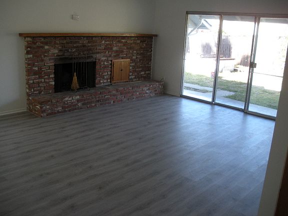 3rd image of 141 Carlo Dr