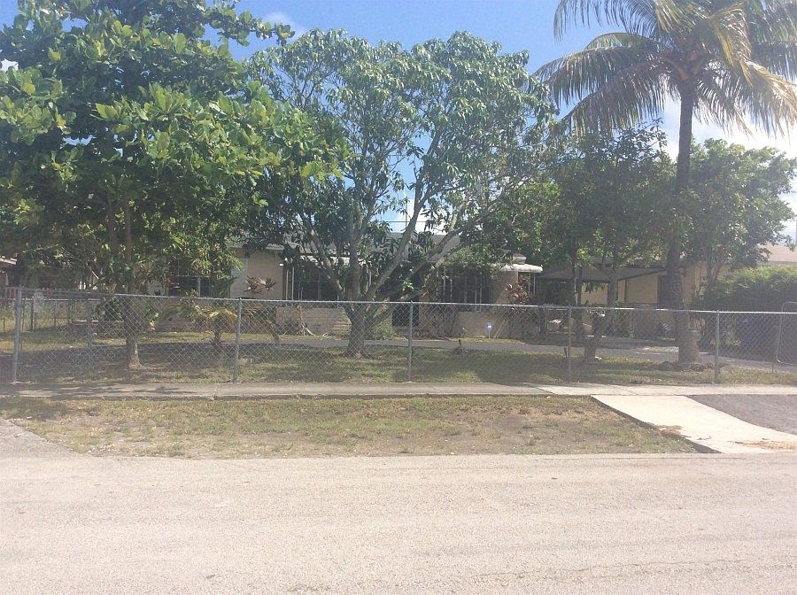 1st image of 960 NE 160th St
