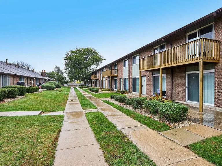 Crystal Lake Apartments — Photo 14
