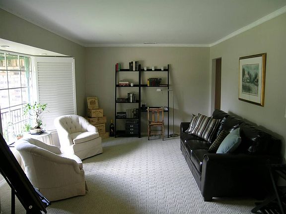 4th image of 2729 Glenmont Ln
