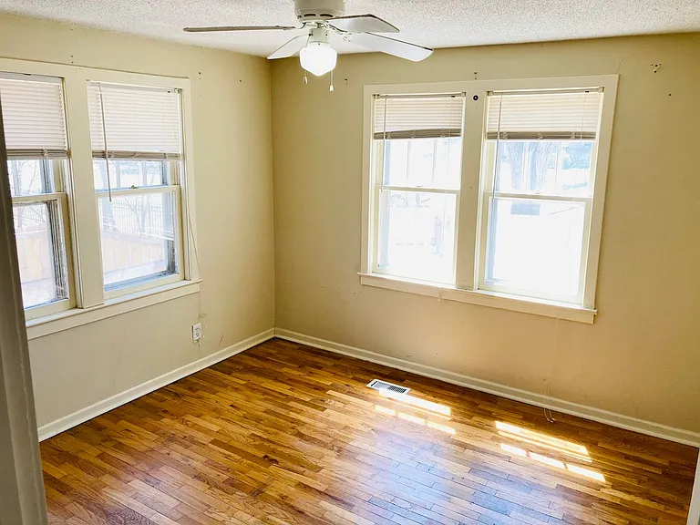 320 W Elm St — Photo 9