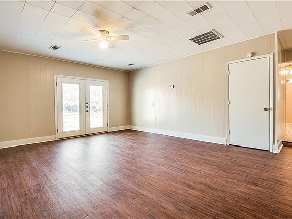 5th image of 1101 Briar Oaks Dr