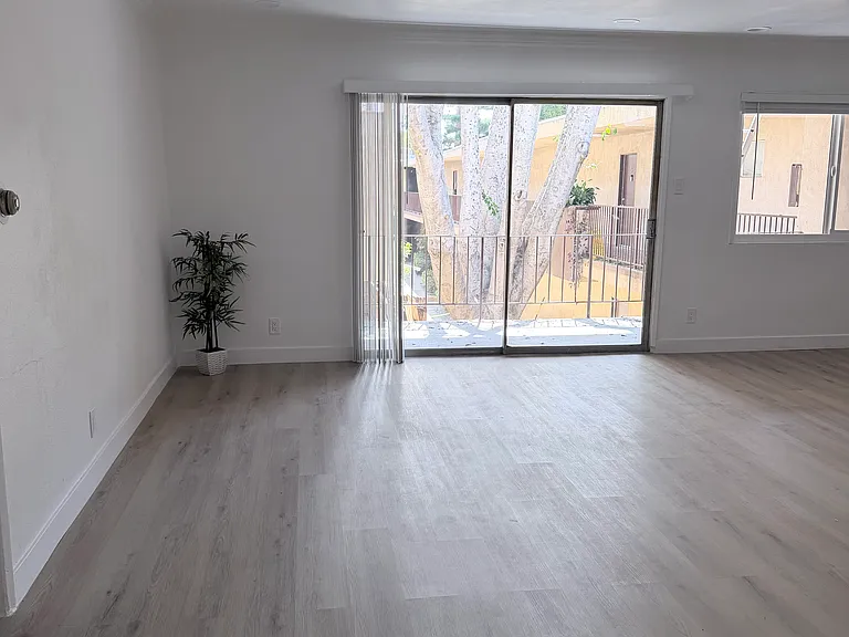8512 Balboa Blvd #11 — Photo 8
